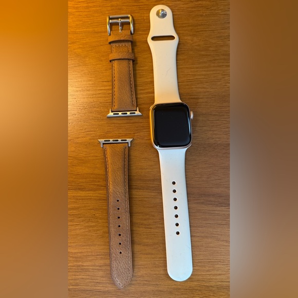 Apple Watch Series 4 40mm Gold with Cream Band and leather band - Picture 2 of 5